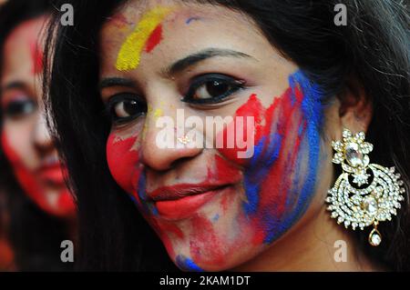 Rabindra Bharati University students celebring Basanta Utsav and Holi ,Color Festival at the Jorasanko Rabindra Bharati University campus on March 7, 2017 in Kolkata, India. (Foto di Debajyoti Chakraborty/NurPhoto) *** Please use Credit from Credit Field *** Foto Stock