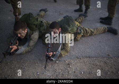 BINYAMINA, ISRAELE - 08 MARZO 2017: I soldati del corpo artiglieria partecipano a una marcia di baret al termine del loro addestramento militare di base il 08 marzo 2017, vicino alla città settentrionale di Binyamina, Israele. Circa 600 soldati hanno partecipato al marzo di circa 25km, che durò da mezzanotte fino alle prime ore del mattino. (Foto di Corinna Kern/NurPhoto) *** Please use Credit from Credit Field *** Foto Stock