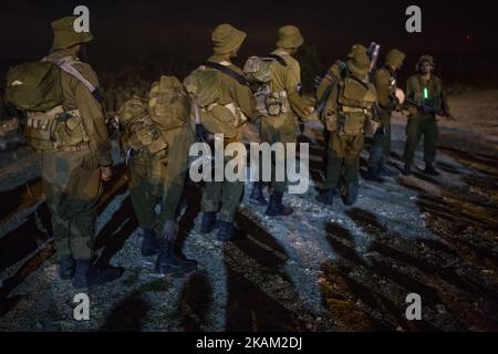 BINYAMINA, ISRAELE - 08 MARZO 2017: I soldati del corpo di artiglieria si preparano prima di partecipare a una marcia di baret al termine della loro formazione militare di base il 08 marzo 2017, vicino alla città settentrionale di Binyamina, Israele. Circa 600 soldati hanno partecipato al marzo di circa 25km, che durò da mezzanotte fino alle prime ore del mattino. (Foto di Corinna Kern/NurPhoto) *** Please use Credit from Credit Field *** Foto Stock