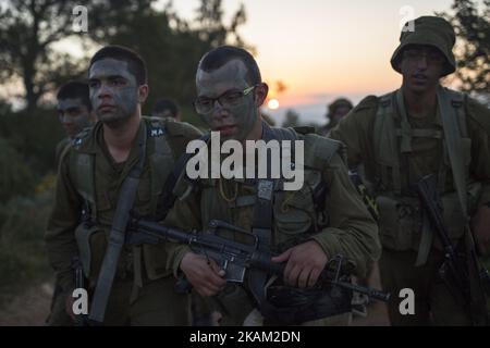 BINYAMINA, ISRAELE - 08 MARZO 2017: I soldati del corpo artiglieria partecipano a una marcia di baret al termine del loro addestramento militare di base il 08 marzo 2017, vicino alla città settentrionale di Binyamina, Israele. Circa 600 soldati hanno partecipato al marzo di circa 25km, che durò da mezzanotte fino alle prime ore del mattino. (Foto di Corinna Kern/NurPhoto) *** Please use Credit from Credit Field *** Foto Stock