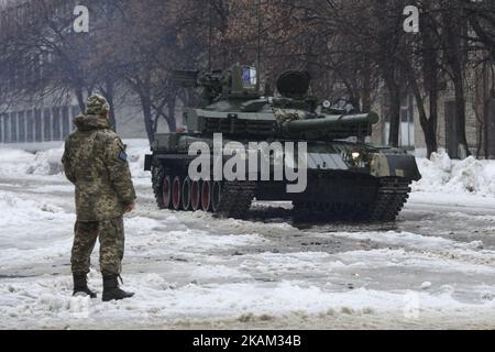 Serbatoio ucraino «Oplot» a Kharkiv, Ucraina, il 23 febbraio 2017. (Foto di Maxym Marusenko/NurPhoto) *** Please use Credit from Credit Field *** Foto Stock