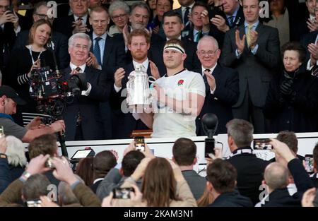 Gli inglesi Dylan Hartley ottengono la coppa di calcutta durante la partita delle RBS 6 Nazioni tra Inghilterra e Scozia al Twickenham Stadium il 11 marzo 2017 a Londra, Inghilterra. (Foto di Kieran Galvin/NurPhoto) *** Please use Credit from Credit Field *** Foto Stock