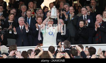 Gli inglesi Dylan Hartley ottengono la coppa di calcutta durante la partita delle RBS 6 Nazioni tra Inghilterra e Scozia al Twickenham Stadium il 11 marzo 2017 a Londra, Inghilterra. (Foto di Kieran Galvin/NurPhoto) *** Please use Credit from Credit Field *** Foto Stock