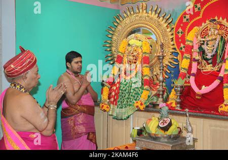 I sacerdoti indù tamil eseguono preghiere speciali in onore di Lord Shiva durante il Masi Magam Festival in un tempio indù tamil a Toronto, Ontario, Canada, il 10 marzo 2017. Il Masi Magam Festival (Maasi Makam Festival, Masi Makam Festival) è un importante festival tamil che onora Lord Shiva. (Foto di Creative Touch Imaging Ltd./NurPhoto) *** si prega di utilizzare il credito dal campo di credito *** Foto Stock