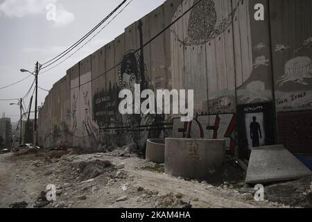 Le opere d'arte sono visibili sul muro di separazione di Israele, che porta al 'Walled Off Hotel' di Banksy, il 11 marzo 2017, a Betlemme, in Cisgiordania. (Foto di Corinna Kern/NurPhoto) *** Please use Credit from Credit Field *** Foto Stock