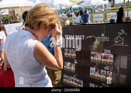 Un visitatore legge il programma del torneo di Polo degli Elefanti della King's Cup 2017 all'Anantara Chaopraya Resort di Bangkok, Thailandia, il 12 marzo 2017. La King's Cup Elephant Polo è uno dei più grandi eventi di beneficenza annuali in Thailandia. Dal primo torneo, che si tenne originariamente nella città balneare di Hua Hin, sono stati salvati 50 elefanti di strada. L'evento annuale consente di togliere dalle strade altri 20 giovani elefanti per tutta la durata del torneo, fornendo loro il miglior cibo possibile, nonché l'unico controllo veterinario che ricevono tutto l'anno.gli elefanti sono un culto orgoglioso Foto Stock