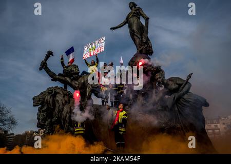 Il vigile del fuoco è salito sulla statua della Nazione alla fine di una dimostrazione di vigili del fuoco francesi contro la riduzione del personale a Parigi il 14 marzo 2017. (Foto di Michael Bunel/NurPhoto) *** Please use Credit from Credit Field *** Foto Stock