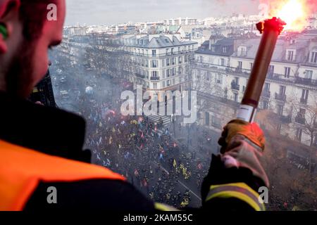 Manifestazione dei vigili del fuoco francesi contro la riduzione del personale a Parigi il 14 marzo 2017. (Foto di Michael Bunel/NurPhoto) *** Please use Credit from Credit Field *** Foto Stock