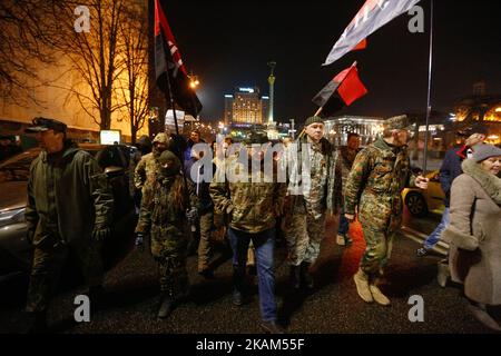 I manifestanti di estrema destra ucraini con Mykola Kochanivskiy (C) marciano verso l'ufficio di Rinat Akhmetov nel centro di Kyiv durante una protesta contro la presenza russa in Ucraina, 14 marzo 2017. Per segnare il Volunteer Fighter Day gli attivisti e i sostenitori dei gruppi nazionalisti radicali ucraini chiedono la chiusura di tutte le banche associate alla Russia in Ucraina e hanno chiesto la cessazione del commercio tra uomini d'affari ucraini con separatisti sostenuti dalla Russia nell'Ucraina orientale. (Foto di Sergii Kharchenko/NurPhoto) *** Please use Credit from Credit Field *** Foto Stock