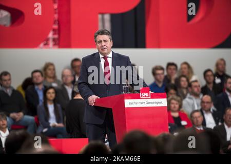 Il presidente uscente del DOCUP, il vice cancelliere e il ministro degli Esteri Sigmar Gabriel interviene durante la riunione del congresso speciale del partito per eleggere Martin Schulz come nuovo presidente del partito del DOCUP e candidato alla cancelliera per le prossime elezioni federali all'Arena di Berlino, in Germania, il 19 marzo 2017. (Foto di Emmanuele Contini/NurPhoto) *** Please use Credit from Credit Field *** Foto Stock