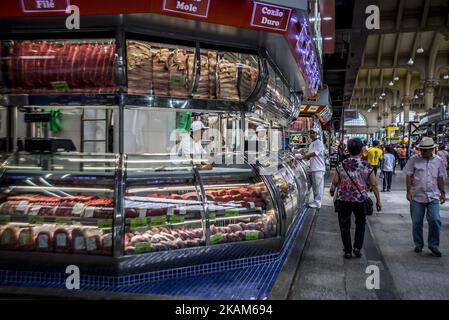 Un popolo guarda la vetrina refrigerata in un macellaio, a Sao Paulo, Brasile il 20 marzo 2017. Dopo due anni di indagini nell'ambito dell'operazione "carne debole", la polizia federale brasiliana ha smantellato la scorsa settimana una vasta rete di alimenti adulterati, sconvolgendo i principali produttori di carne che hanno corrotto gli ispettori sanitari per certificare gli alimenti contaminati come idonei al consumo e all'esportazione. La carne brasiliana viene esportata in più di 150 paesi, con mercati principali distanti come Arabia Saudita, Cina, Singapore, Giappone, Russia, Paesi Bassi e Italia. (Foto di Cris FAGA/NurPhoto) *** si prega di utilizzare Cred Foto Stock