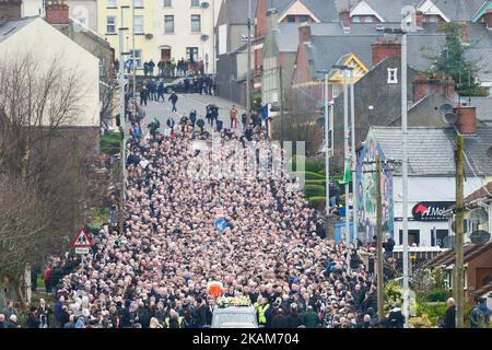 La bara dell'ex vice primo ministro dell'Irlanda del Nord Martin McGuinness in processione nel quartiere Bogside di Derry sulla strada per la chiesa di St. Columba Longtower per la messa di Requiem, giovedì 23 marzo 2017, a Londonderry, Irlanda del Nord. (Foto di Artur Widak/NurPhoto) *** Please use Credit from Credit Field *** Foto Stock
