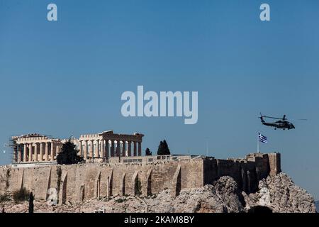 Elicotteri militari sorvolano l'Acropoli durante la parata militare per commemorare l'inizio della guerra di indipendenza greca nel 1821. Atene, 25 marzo 2017. (Foto di Kostis Ntantamis/NurPhoto) *** Please use Credit from Credit Field *** Foto Stock