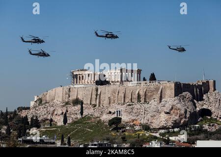 Elicotteri militari sorvolano l'Acropoli durante la parata militare per commemorare l'inizio della guerra di indipendenza greca nel 1821. Atene, 25 marzo 2017. (Foto di Kostis Ntantamis/NurPhoto) *** Please use Credit from Credit Field *** Foto Stock