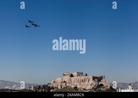 I jet militari volano sull'Acropoli durante la parata militare per commemorare l'inizio della guerra di indipendenza greca nel 1821. Atene, 25 marzo 2017. (Foto di Kostis Ntantamis/NurPhoto) *** Please use Credit from Credit Field *** Foto Stock