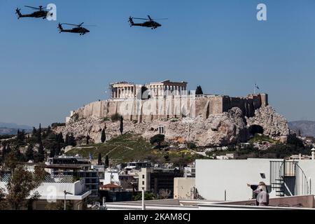 Elicotteri militari sorvolano l'Acropoli durante la parata militare per commemorare l'inizio della guerra di indipendenza greca nel 1821, mentre la gente guarda dai balconi e dalle terrazze. Atene, 25 marzo 2017. (Foto di Kostis Ntantamis/NurPhoto) *** Please use Credit from Credit Field *** Foto Stock