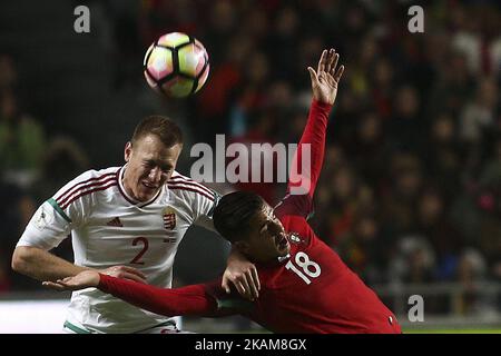 Il portoghese Andre Silva (R) vies con il difensore Hungarys Adam Lang durante la partita di calcio tra Portogallo e Ungheria allo stadio Luz di Lisbona il 25 marzo 2017. (Foto di Carlos Costa/NurPhoto) *** Please use Credit from Credit Field *** Foto Stock
