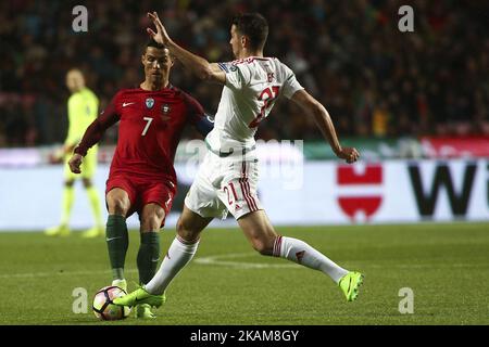 Il portoghese Cristiano Ronaldo (L) vies con il difensore Ungherys Barnabas Bese durante la partita di calcio tra Portogallo e Ungheria allo stadio Luz di Lisbona il 25 marzo 2017. (Foto di Carlos Costa/NurPhoto) *** Please use Credit from Credit Field *** Foto Stock