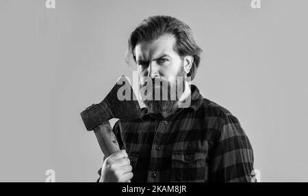 strumenti di esplorazione. stile di moda maschile casual. hipster bello con ax. logger o concetto di asseman Foto Stock