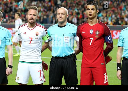 Il portoghese inoltra Cristiano Ronaldo (R) e l'ungherese inoltra Balazs Dzsudzsak (L) durante il Portogallo contro Ungheria - qualificatore della Coppa del mondo FIFA 2018 all'Estadio da Luz il 25 marzo 2017 a Lisbona, Portogallo. (Foto di Bruno Barros / DPI / NurPhoto) *** Please use Credit from Credit Field *** Foto Stock