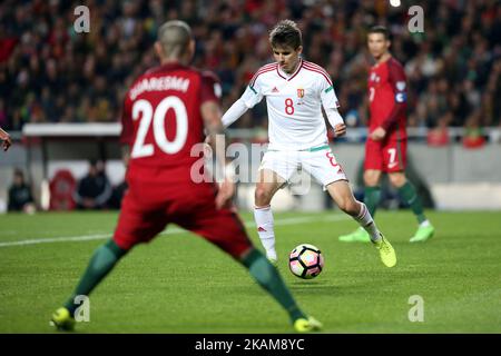 Adam Nagy (C ), centrocampista ungherese, viaggerà con il portoghese Ricardo Quaresma durante la partita di qualificazione della Coppa del mondo FIFA Russia 2018 Portogallo vs Ungheria allo stadio Luz di Lisbona, Portogallo, il 25 marzo 2017. ( Foto di Pedro FiÃºza/NurPhoto) *** Please use Credit from Credit Field *** Foto Stock