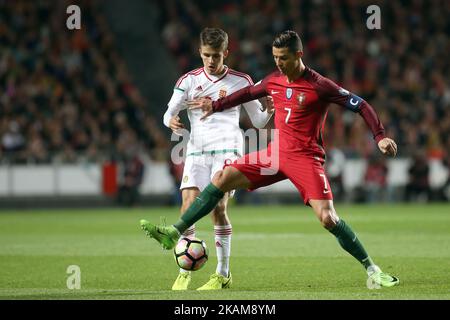 Il futuro portoghese Cristiano Ronaldo combatte per la palla con il centrocampista ungherese Adam Nagy (L) durante la partita di qualificazione della Coppa del mondo FIFA Russia 2018 Portogallo vs Ungheria allo stadio Luz di Lisbona, Portogallo, il 25 marzo 2017. ( Foto di Pedro FiÃºza/NurPhoto) *** Please use Credit from Credit Field *** Foto Stock