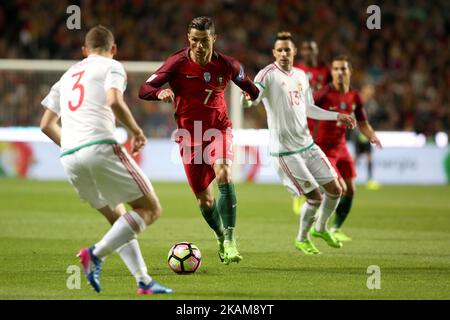 Il portoghese Cristiano Ronaldo vies con il difensore ungherese Mihaly Korhut (L) durante la partita di qualificazione della Coppa del mondo FIFA Russia 2018 Portogallo vs Ungheria allo stadio Luz di Lisbona, Portogallo, il 25 marzo 2017. ( Foto di Pedro FiÃºza/NurPhoto) *** Please use Credit from Credit Field *** Foto Stock