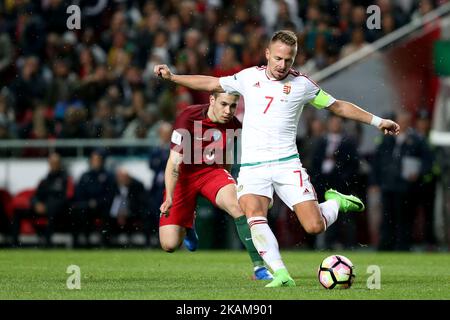 L'ungherese Balazs Dzsudzsak (R ) vies con il difensore del Portogallo Raphael Guerreiro durante la partita di qualificazione della Coppa del mondo FIFA Russia 2018 Portogallo vs Ungheria allo stadio Luz di Lisbona, Portogallo, il 25 marzo 2017. ( Foto di Pedro FiÃºza/NurPhoto) *** Please use Credit from Credit Field *** Foto Stock