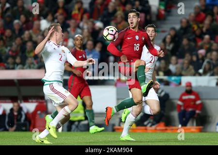 Il portoghese Andre Silva vies con il difensore ungherese Adam Lang (L) durante la partita di qualificazione della Coppa del mondo FIFA Russia 2018 Portogallo vs Ungheria allo stadio Luz di Lisbona, in Portogallo, il 25 marzo 2017. ( Foto di Pedro FiÃºza/NurPhoto) *** Please use Credit from Credit Field *** Foto Stock