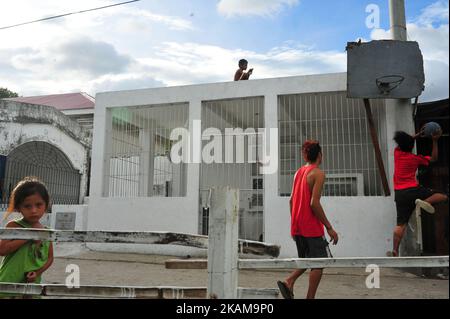 Bambini e adulti che giocano nel cimitero di Carreta il 27 marzo 2017. Il cimitero di Carreta, di proprietà della Chiesa, costruito nel 1906 è uno dei più antichi e più grandi cantieri di Cebu City Filippine. Ospita non solo i morti, ma anche i vivi. Si stima che qui siano sepolti oltre 15.000 cadaveri e quasi 100 famiglie consideravano questo luogo come casa, con entrambi i numeri in aumento. (Foto di Ralph Piezas/NurPhoto) *** Please use Credit from Credit Field *** Foto Stock