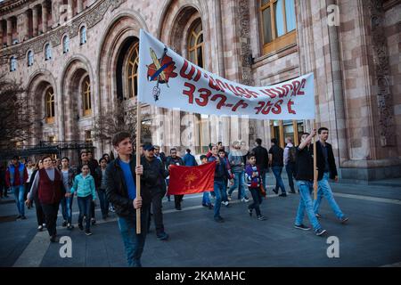 I sostenitori della Federazione Russa Armena (ARF) hanno marciato nella capitale Yerevan giovedì 30 marzo 2017. Gli armeni hanno dato il loro voto il 2 aprile alle prime elezioni parlamentari dopo l'approvazione del referendum costituzionale del 2015. (Foto di Jodi Hilton/NurPhoto) *** si prega di utilizzare il credito del campo di credito *** Foto Stock