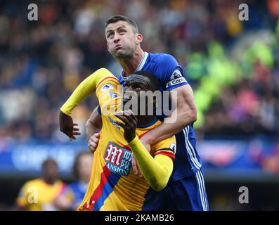 Christian Benteke del Crystal Palace detiene il Gary Cahill di Chelsea durante la partita della EPL Premier League tra Chelsea e Crystal Palace a Stamford Bridge, Londra, Inghilterra, il 01 aprile 2017. (Foto di Kieran Galvin/NurPhoto) *** Please use Credit from Credit Field *** Foto Stock