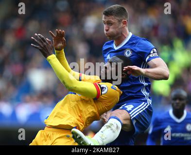 Christian Benteke del Crystal Palace detiene il Gary Cahill di Chelsea durante la partita della EPL Premier League tra Chelsea e Crystal Palace a Stamford Bridge, Londra, Inghilterra, il 01 aprile 2017. (Foto di Kieran Galvin/NurPhoto) *** Please use Credit from Credit Field *** Foto Stock