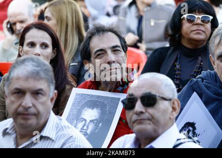 I membri della Commissione Comunale per la verità e gli attivisti per i diritti umani protestano in memoria delle vittime della dittatura di fronte all'ex quartier generale di DOI-CODI, nella città di São Paolo, Brasile. Diversi atti in memoria dei 52 anni del regime militare. 01 aprile 2017 (Foto: Fábio Vieira/FotoRua) (Foto di Fabio Vieira/FotoRua/NurPhoto) *** Please use Credit from Credit Field *** Foto Stock