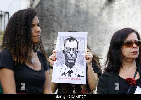 I membri della Commissione Comunale per la verità e gli attivisti per i diritti umani protestano in memoria delle vittime della dittatura di fronte all'ex quartier generale di DOI-CODI, nella città di São Paolo, Brasile. Diversi atti in memoria dei 52 anni del regime militare. 01 aprile 2017 (Foto: Fábio Vieira/FotoRua) (Foto di Fabio Vieira/FotoRua/NurPhoto) *** Please use Credit from Credit Field *** Foto Stock