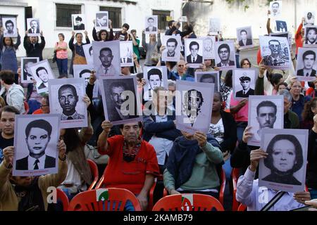 I membri della Commissione Comunale per la verità e gli attivisti per i diritti umani protestano in memoria delle vittime della dittatura di fronte all'ex quartier generale di DOI-CODI, nella città di São Paolo, Brasile. Diversi atti in memoria dei 52 anni del regime militare. 01 aprile 2017 (Foto: Fábio Vieira/FotoRua) (Foto di Fabio Vieira/FotoRua/NurPhoto) *** Please use Credit from Credit Field *** Foto Stock