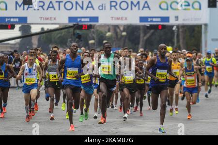 I corridori si sfidano durante la 23rd° edizione della Maratona di Roma (Maratona di Roma), un concorso annuale di maratona IAAF (Associazione Internazionale Federazioni Atletiche) organizzato dalla città di Roma il 02 aprile 2017. Sedici mila corridori provenienti da 131 paesi partecipano alla 23rd Maratona di Roma che ha una distanza di 42.195 chilometri.(Photo by Giuseppe Ciccia/NurPhoto) *** Please use Credit from Credit Field *** Foto Stock