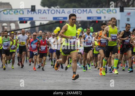 I corridori si sfidano durante la 23rd° edizione della Maratona di Roma (Maratona di Roma), un concorso annuale di maratona IAAF (Associazione Internazionale Federazioni Atletiche) organizzato dalla città di Roma il 02 aprile 2017. Sedici mila corridori provenienti da 131 paesi partecipano alla 23rd Maratona di Roma che ha una distanza di 42.195 chilometri.(Photo by Giuseppe Ciccia/NurPhoto) *** Please use Credit from Credit Field *** Foto Stock