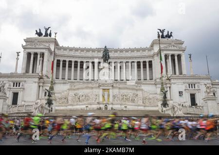 I corridori si sfidano durante la 23rd° edizione della Maratona di Roma (Maratona di Roma), un concorso annuale di maratona IAAF (Associazione Internazionale Federazioni Atletiche) organizzato dalla città di Roma il 02 aprile 2017. Sedici mila corridori provenienti da 131 paesi partecipano alla 23rd Maratona di Roma che ha una distanza di 42.195 chilometri.(Photo by Giuseppe Ciccia/NurPhoto) *** Please use Credit from Credit Field *** Foto Stock