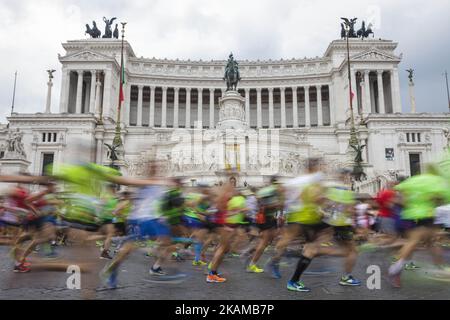 I corridori si sfidano durante la 23rd° edizione della Maratona di Roma (Maratona di Roma), un concorso annuale di maratona IAAF (Associazione Internazionale Federazioni Atletiche) organizzato dalla città di Roma il 02 aprile 2017. Sedici mila corridori provenienti da 131 paesi partecipano alla 23rd Maratona di Roma che ha una distanza di 42.195 chilometri.(Photo by Giuseppe Ciccia/NurPhoto) *** Please use Credit from Credit Field *** Foto Stock