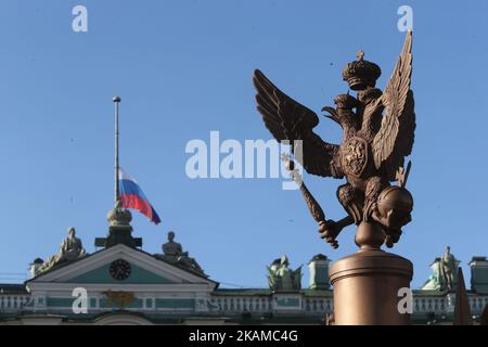 La bandiera nazionale russa vola a mezza altezza in cima al museo dell'Hermitage di Stato nel centro di San Pietroburgo il 4 aprile 2017 come segno di rispetto per le vittime dell'attacco terroristico del 3 aprile nella metropolitana di San Pietroburgo. (Foto di Igor Russak/NurPhoto) *** Please use Credit from Credit Field *** Foto Stock