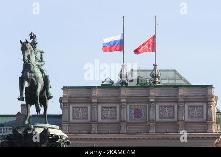 La bandiera nazionale russa vola a mezza altezza in cima all'Assemblea legislativa di San Pietroburgo il 4 aprile 2017. (Foto di Igor Russak/NurPhoto) *** Please use Credit from Credit Field *** Foto Stock