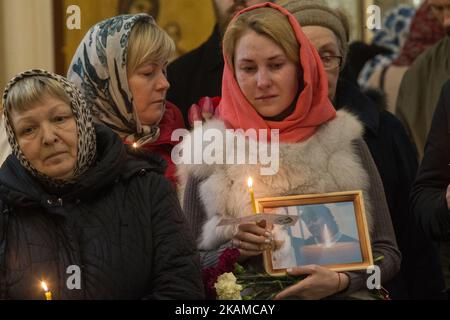La gente tiene le candele mentre assistono ad un servizio funerario per le vittime dell'esplosione della metropolitana di San Pietroburgo, a San Pietroburgo, in Russia, il 5 aprile 2017. (Foto di Igor Russak/NurPhoto) *** Please use Credit from Credit Field *** Foto Stock