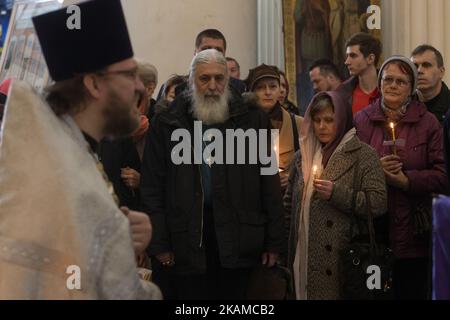 La gente tiene le candele mentre assistono ad un servizio funerario per le vittime dell'esplosione della metropolitana di San Pietroburgo, a San Pietroburgo, in Russia, il 5 aprile 2017. (Foto di Igor Russak/NurPhoto) *** Please use Credit from Credit Field *** Foto Stock