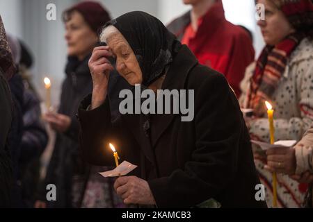 La gente tiene le candele mentre assistono ad un servizio funerario per le vittime dell'esplosione della metropolitana di San Pietroburgo, a San Pietroburgo, in Russia, il 5 aprile 2017. (Foto di Igor Russak/NurPhoto) *** Please use Credit from Credit Field *** Foto Stock