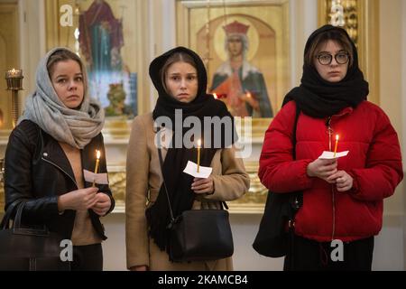 La gente tiene le candele mentre assistono ad un servizio funerario per le vittime dell'esplosione della metropolitana di San Pietroburgo, a San Pietroburgo, in Russia, il 5 aprile 2017. (Foto di Igor Russak/NurPhoto) *** Please use Credit from Credit Field *** Foto Stock