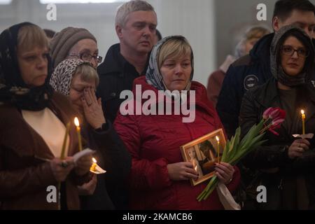 La gente tiene le candele mentre assistono ad un servizio funerario per le vittime dell'esplosione della metropolitana di San Pietroburgo, a San Pietroburgo, in Russia, il 5 aprile 2017. (Foto di Igor Russak/NurPhoto) *** Please use Credit from Credit Field *** Foto Stock