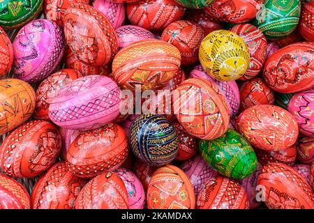 Popolari pisanki tradizionali polacchi, uova di Pasqua dipinte a mano, in mostra nel mercato di Pasqua di Cracovia. I pisanka polacchi sono uova riccamente ornate usando varie tecniche. La parola pisanka deriva dal verbo polacco 'pisac' che significa 'scrivere' e nel vecchio polacco significava anche 'dipingere'. Originati come tradizione pagana, i pisanki furono assorbiti dal cristianesimo per diventare il tradizionale uovo di Pasqua. I Pisanki sono ora considerati simboleggiare la rinascita della natura e la speranza che i cristiani trarranno dalla fede nella risurrezione di Gesù Cristo. Sabato 8 aprile 2017, a Cracovia, Polonia. Foto di Artur Foto Stock