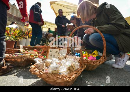 Popolari pisanki tradizionali polacchi, uova di Pasqua dipinte a mano, in mostra nel mercato di Pasqua di Cracovia. I pisanka polacchi sono uova riccamente ornate usando varie tecniche. La parola pisanka deriva dal verbo polacco 'pisac' che significa 'scrivere' e nel vecchio polacco significava anche 'dipingere'. Originati come tradizione pagana, i pisanki furono assorbiti dal cristianesimo per diventare il tradizionale uovo di Pasqua. I Pisanki sono ora considerati simboleggiare la rinascita della natura e la speranza che i cristiani trarranno dalla fede nella risurrezione di Gesù Cristo. Sabato 8 aprile 2017, a Cracovia, Polonia. Foto di Artur Foto Stock