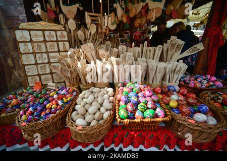 Popolari pisanki tradizionali polacchi, uova di Pasqua dipinte a mano, in mostra nel mercato di Pasqua di Cracovia. I pisanka polacchi sono uova riccamente ornate usando varie tecniche. La parola pisanka deriva dal verbo polacco 'pisac' che significa 'scrivere' e nel vecchio polacco significava anche 'dipingere'. Originati come tradizione pagana, i pisanki furono assorbiti dal cristianesimo per diventare il tradizionale uovo di Pasqua. I Pisanki sono ora considerati simboleggiare la rinascita della natura e la speranza che i cristiani trarranno dalla fede nella risurrezione di Gesù Cristo. Sabato 8 aprile 2017, a Cracovia, Polonia. Foto di Artur Foto Stock